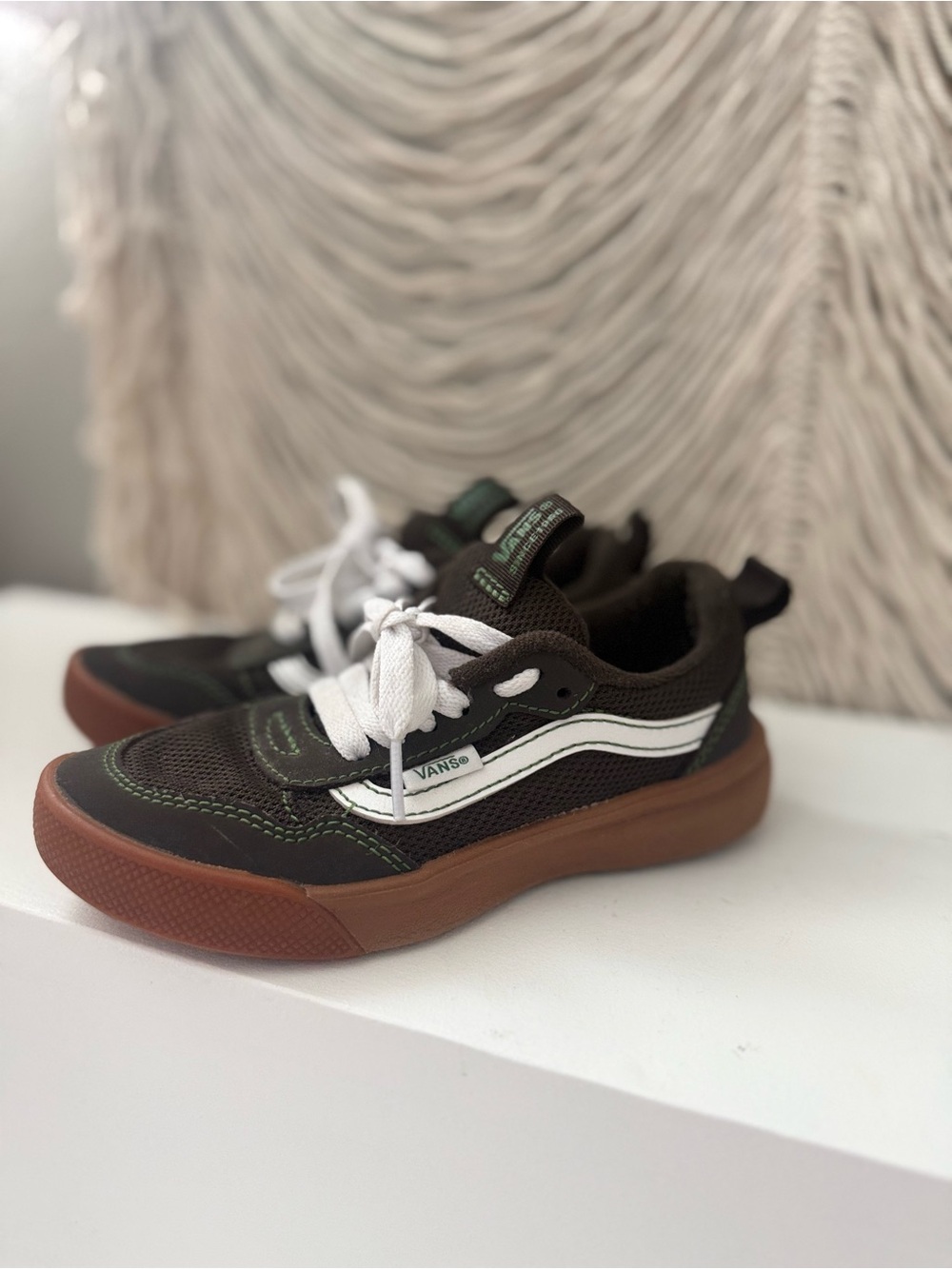 Vans Kids Low-Top Sneaker in Dark Brown with White Stripe and Gum Sole